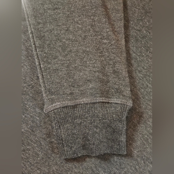 NWT Reebok Womens Gray Crewneck Long Sleeve Insignia Sweatshirt Size Medium - Picture 10 of 10